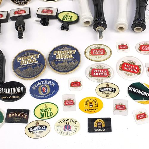 Null Sammlung von Werbebierpumpen und Bierpumpenetiketten, darunter Stella, Kron&hellip;