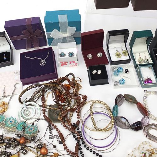 Null 大量的服装珠宝和腕表收藏，有些是银质的，包括项链、胸针、耳环和戒指 - 实时竞价请访问www.Eastbourneauction.Com