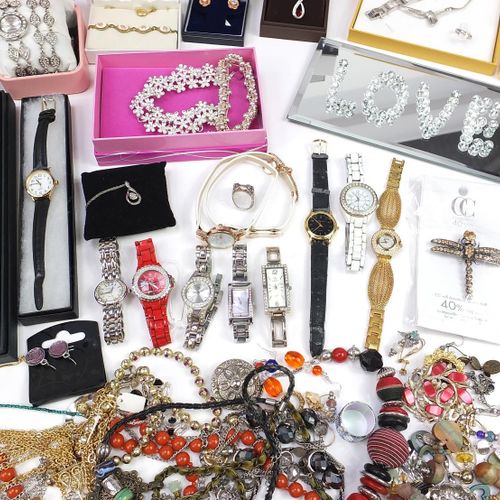 Null Große Sammlung von Modeschmuck und Armbanduhren, einige aus Silber, darunte&hellip;