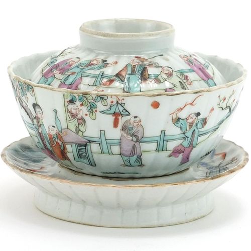 Null 中国瓷器饭碗和盖子，架子上有手绘的玫瑰色调的宫廷人物，碗的直径为10.5厘米 - 实时竞拍请访问www.Eastbourneauction.Com。