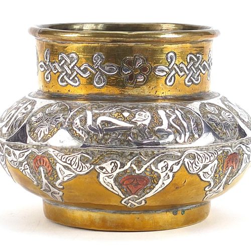 Null Vase islamique en laiton de type Cairoware avec incrustation d'argent et de&hellip;