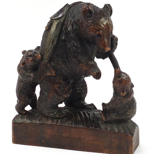 Null 大型黑森林雕刻，三只熊和一条鱼，高37厘米 - 现场竞价请访问www.Eastbourneauction.Com