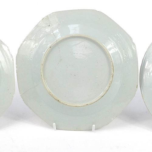 Null Dos platos de porcelana china y una sopera de porcelana azul y blanca pinta&hellip;