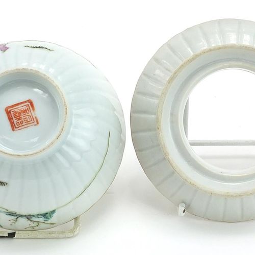 Null 中国瓷器饭碗和盖子，架子上有手绘的玫瑰色调的宫廷人物，碗的直径为10.5厘米 - 实时竞拍请访问www.Eastbourneauction.Com。