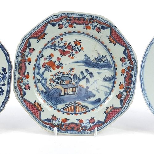 Null 两个中国瓷盘和一个手绘花卉的青花瓷汤碗，最大的直径为22厘米 - 实时竞拍请访问www.Eastbourneauction.Com