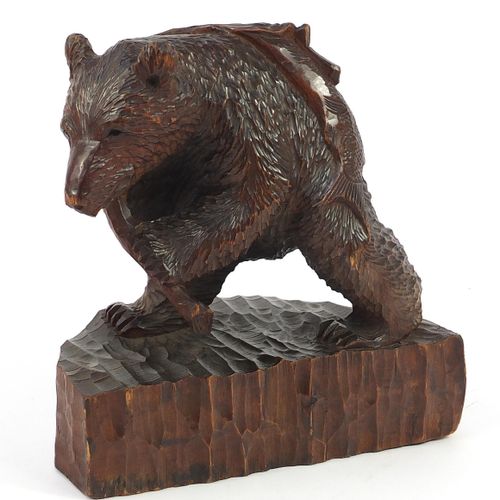 Null Grande scultura della Foresta Nera raffigurante un orso con pesce, 31 cm di&hellip;
