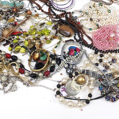 Null 大量的服装珠宝和腕表收藏，有些是银质的，包括项链、胸针、耳环和戒指 - 实时竞价请访问www.Eastbourneauction.Com