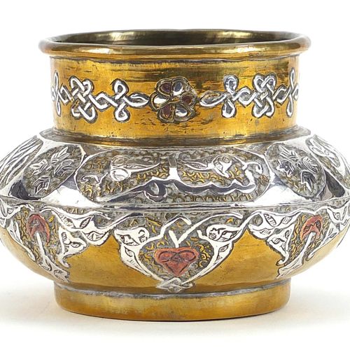 Null Islamic Cairoware brass vase with silver and copper overlay, 8.5cm high - F&hellip;