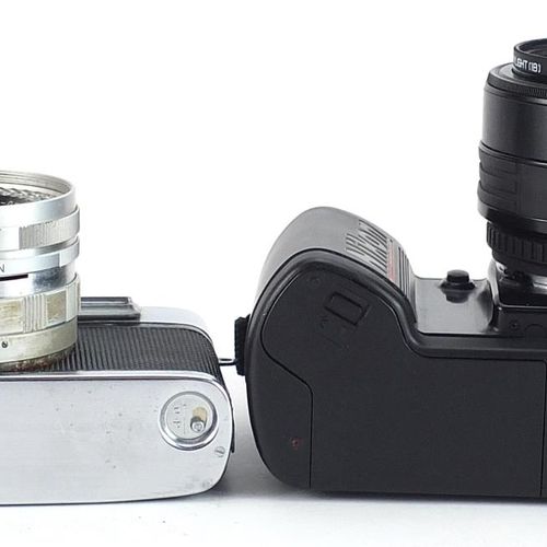 Deux appareils photo vintage comprenant un Yashica Minister III et un Nikon F-40&hellip;