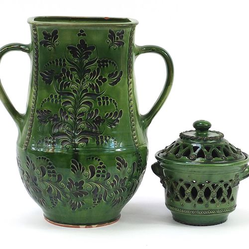 Null Vase d'art populaire hongrois avec deux anses et une coupe percée avec couv&hellip;