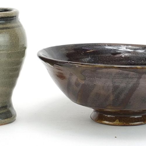 Null Seth Cardew，工作室陶器，包括柱形花瓶和棕色釉面的Wenford陶器碗，每个都有印记，最大的直径为16厘米 - 实时竞价请访问www.Eas&hellip;