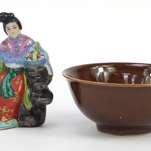 Null 中国瓷器，包括一个手绘玫瑰色调的圆柱形笔筒，碗上有兔子的毛皮类型的釉，一对白瓷人物，最大的一个高15.5厘米 - 实时竞标请访问www.Eastbou&hellip;