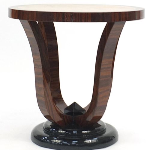 Null 装饰艺术风格的红木和鸟眼枫树效果的临时桌子，高59厘米x直径59.5厘米 - 实时竞价请访问www.Eastbourneauction.Com。