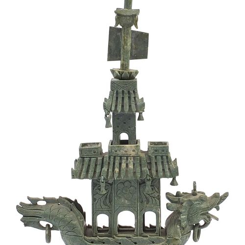 Null Sculpture chinoise en stéatite verte représentant un bateau-dragon, 50 cm d&hellip;