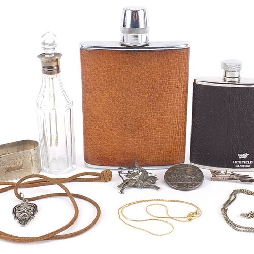 Null Objetos que incluyen servilleteros de plata, frascos de perfume montados en&hellip;