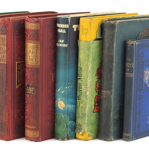 Null Sept livres cartonnés dont Thunderball de Ian Fleming, Alice's Adventures i&hellip;