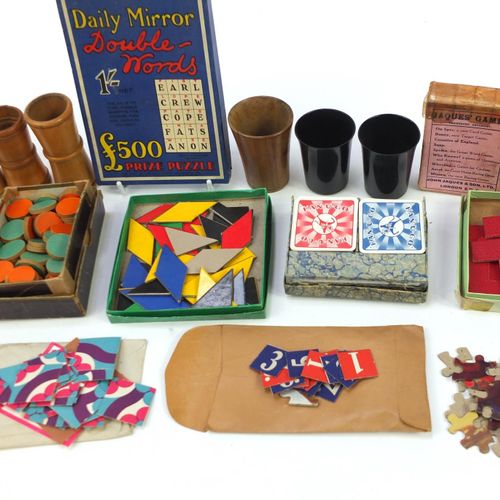 Null Colección de juguetes de época, incluyendo cartas de juego, agitadores de d&hellip;
