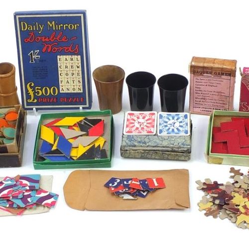 Null Sammlung von altem Spielzeug, darunter Spielkarten, Würfelbecher, Puzzles, &hellip;