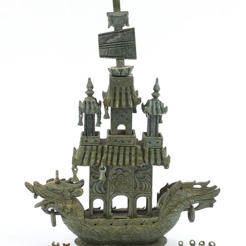 Null Sculpture chinoise en stéatite verte représentant un bateau-dragon, 50 cm d&hellip;