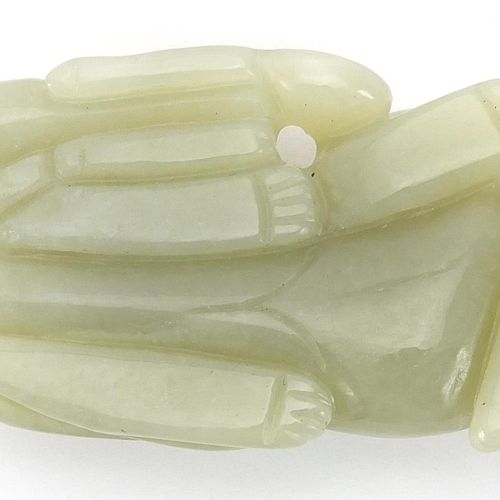 Null Grand pendentif en jade vert chinois sculpté de fruits et sculpture en jade&hellip;