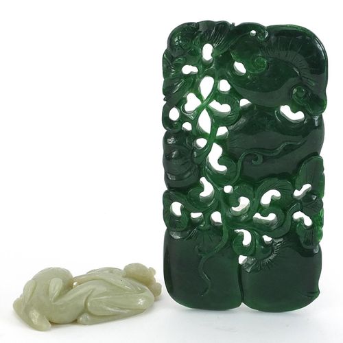 Null Grande pendente cinese in giada verde intagliato con frutta e un'incisione &hellip;