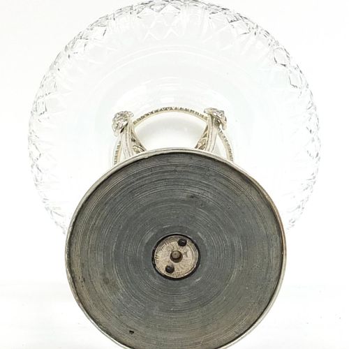 Null WMF风格的镀银中心器皿与切割玻璃碗，高36.5厘米 - 实时竞价请访问www.Eastbourneauction.Com