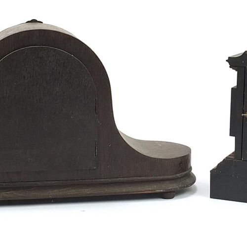 Null 橡木外壳的拿破仑帽形敲击壁炉钟和另一个带珐琅彩表盘的钟，最大的有50厘米宽 - 实时竞价请访问www.Eastbourneauction.Com