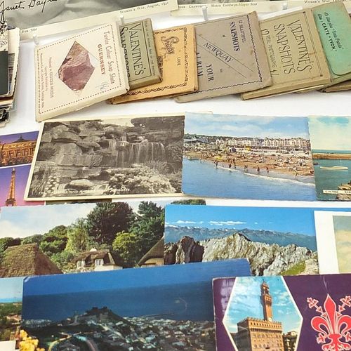 Null Amplia colección de artículos efímeros, incluyendo tarjetas postales, algun&hellip;