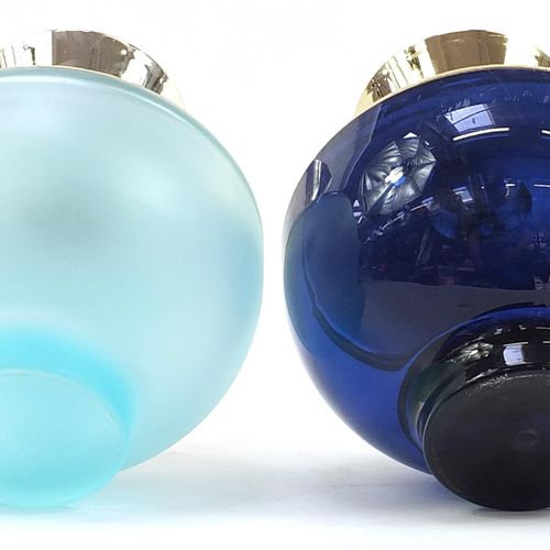 Null Dos frascos de perfume de tienda Versace compuestos por Dylan Turquoise y D&hellip;
