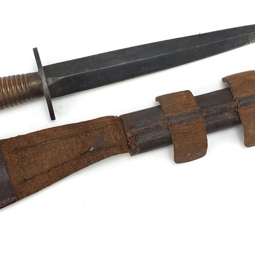 Null 英国军方Fairburn Sykes风格的格斗刀，带皮鞘和钢刀，全长32厘米 - 实时竞价请访问www.Eastbourneauction.Com