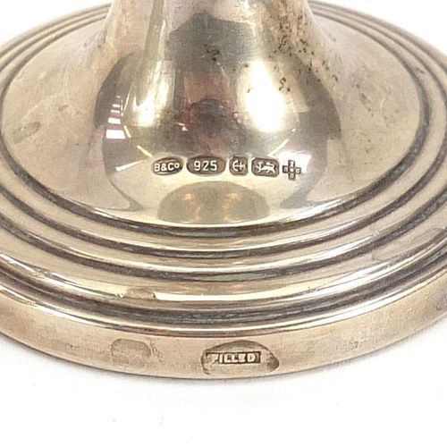Null Objetos de plata que incluyen un jarrón de capullos en forma de trompeta, d&hellip;