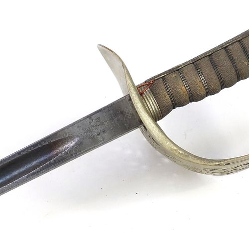 Null 英国军队乔治五世的礼服剑，由Sheffield的Sanderson Bros & Newbould制作，手柄为绿色，剑身为钢制雕刻，全长98.5厘米 &hellip;
