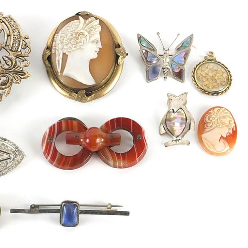 Null 古董和后期珠宝，包括苏格兰玛瑙胸针，喷气式设计的浮雕胸针，装饰艺术风格的两件式胸针和海马设计的耳环，最大的有7.5厘米高 - 实时竞拍请访问www.E&hellip;