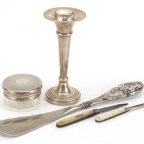 Null Silberobjekte, darunter eine trompetenförmige Knospenvase, zwei mit Perlmut&hellip;
