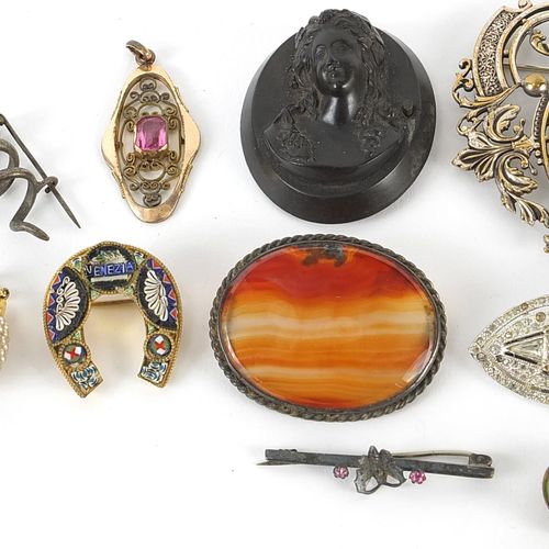 Null Antique and later jewellery including Scottish agate brooches, jet design c&hellip;