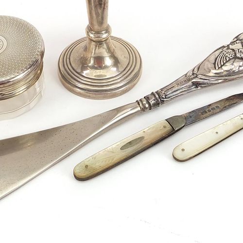 Null Oggetti in argento, tra cui un vaso a forma di tromba, due coltelli da frut&hellip;