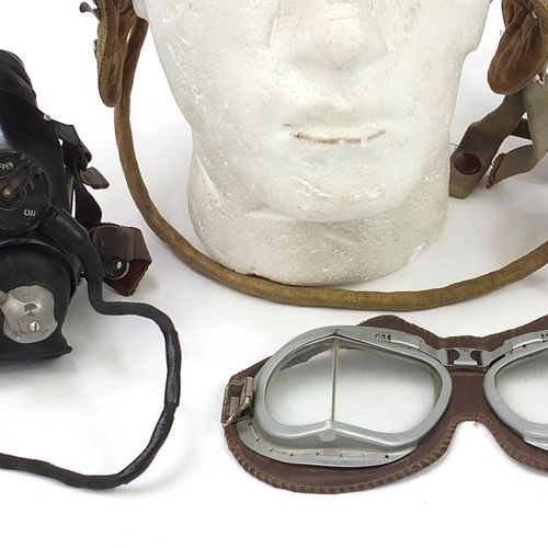 Null 英国二战时期皇家空军E型飞行头盔与MKVIII护目镜和氧气面罩 - 实时竞价请访问www.Eastbourneauction.Com