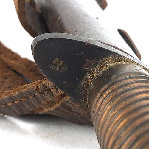 Null 英国军方Fairburn Sykes风格的格斗刀，带皮鞘和钢刀，全长32厘米 - 实时竞价请访问www.Eastbourneauction.Com