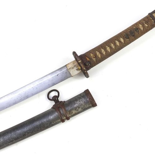Null 日本军事题材的武士刀，手柄、刀鞘和钢刀，全长97.5厘米 - 实时竞拍请访问www.Eastbourneauction.Com