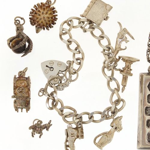 Null Bijoux en argent comprenant un bracelet à breloques, des breloques détachée&hellip;