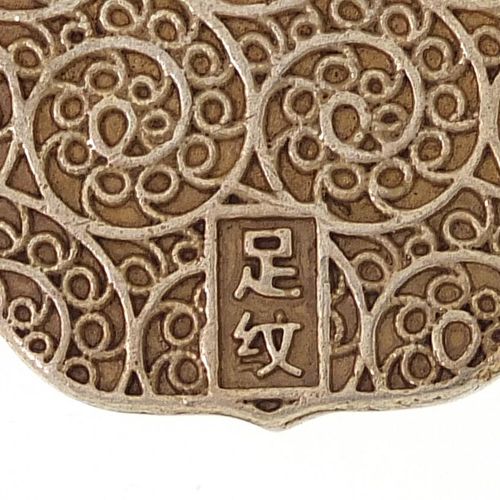 Null Pendentif chinois en métal blanc et émail avec un panneau de jade céladon s&hellip;