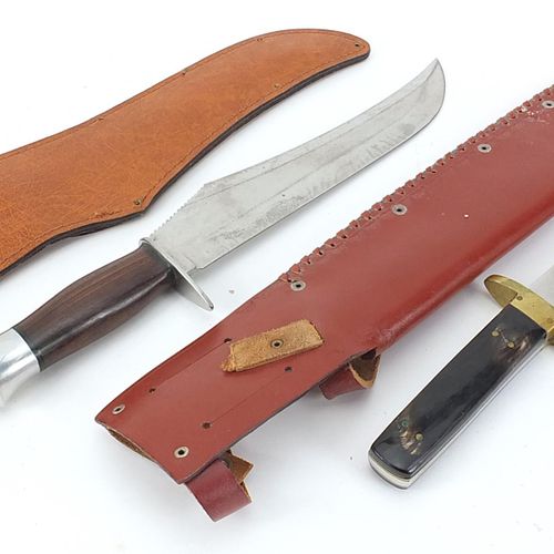 Null 两把带皮鞘的鲍伊刀，其中一把带角柄，刀身有Bexfield of Sheffield的印记，另一把有Buffalo Hunter的印记，最大的刀长48&hellip;