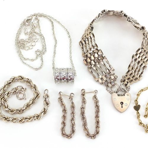 Null 服装首饰，有些是银制的，包括一个五行门手镯和绳索缠绕的手镯，还有配套的耳环 - 实时竞拍请访问www.Eastbourneauction.Com