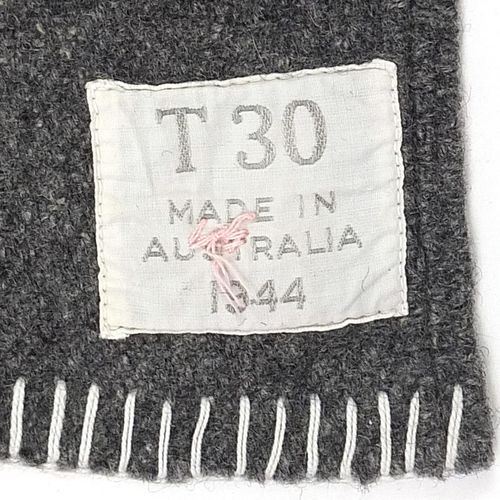 Null 二战时期的军事用品T30毛毯，有澳大利亚制造的标签，日期为1944年，210cm x 132cm - 实时竞拍请访问www.Eastbourneauc&hellip;
