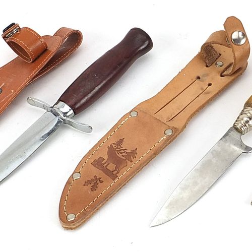 Null Tres cuchillos de caza con fundas de cuero, incluyendo uno con mango de pie&hellip;