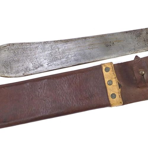 Null 英国二战军用砍刀，带皮鞘，钢刀上有1945年的J J B字样，全长52厘米 - 实时竞拍请访问www.Eastbourneauction.Com