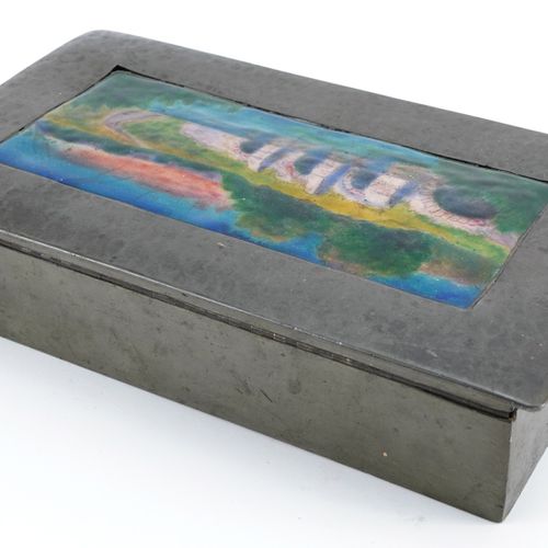 Null 由Charles Varley为Liberty & Co公司制作的工艺美术品Tudric锡制游戏盒，前部下拉，铰链盖上有水桥的图案，底部有Tudric&hellip;