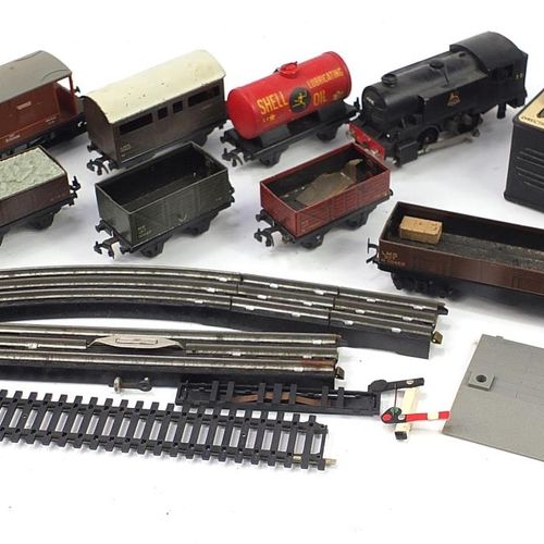 Null Modellbahnlokomotiven, Waggons und Zubehör der Spurweite OO, darunter drei &hellip;
