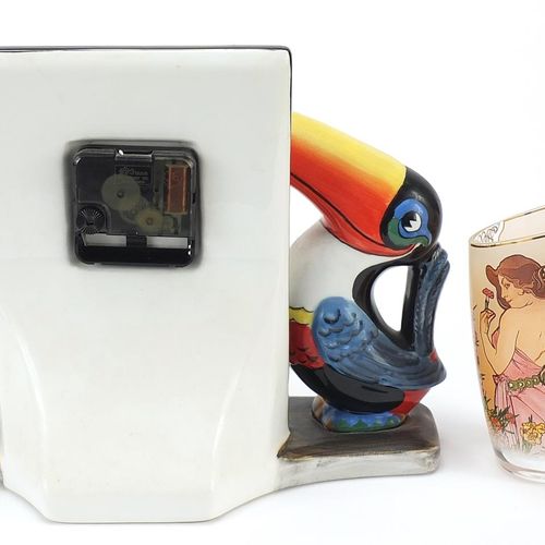 Null 杂项物品包括吉尼斯大嘴鸟广告钟、戈贝尔玻璃花瓶和一对银质韦奇伍德袖扣。现场竞标请访问www.Eastbourneauction.Com。