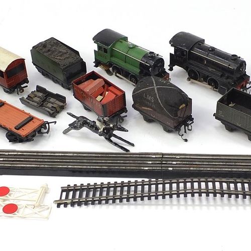 Null Modellbahnlokomotiven, Waggons und Zubehör der Spurweite OO, darunter drei &hellip;